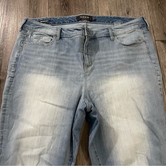 TORRID High Rise Curvy Skinny Jean - Light Wash Size 24T - Picture 4 of 11
